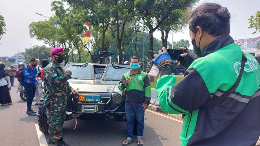 Pameran Alutsista di Depan Istana Merdeka, Sejumlah Ojol Berhenti dan Rela Matikan Aplikasi
