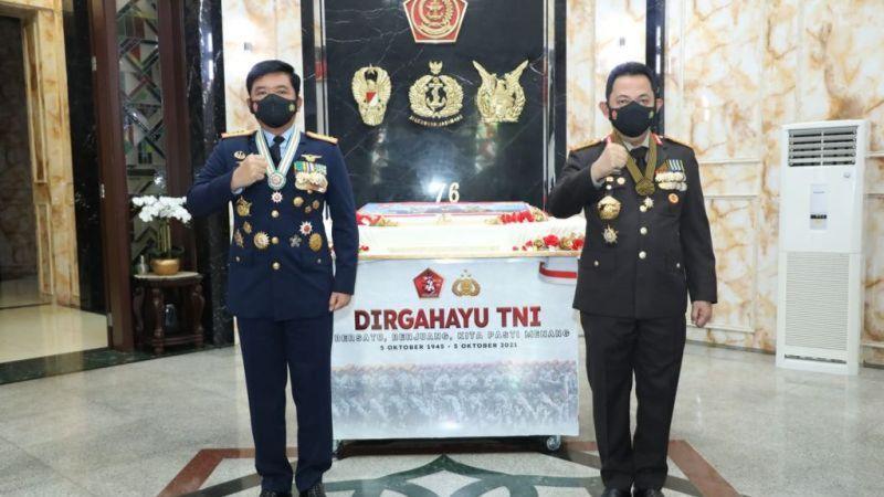 Sinergi Positif Terus Terjalin, Kapolri Beri Kejutan kepada Panglima TNI pada HUT Ke-76 TNI