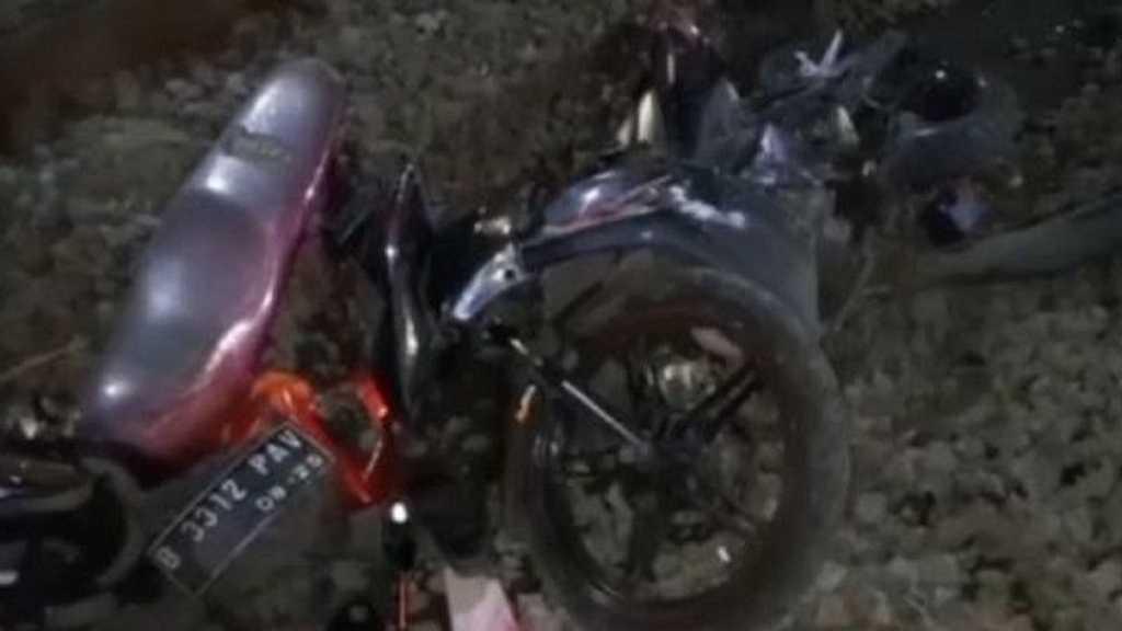 Pengendara Motor Tertabrak KRL Usai Terobos Palang Pintu di Jakpus, Korban Alami Luka-luka