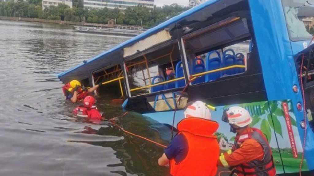 Detik-detik Bus di China Terjun ke Sungai, 3 Tewas dan 11 Orang Masih Hilang