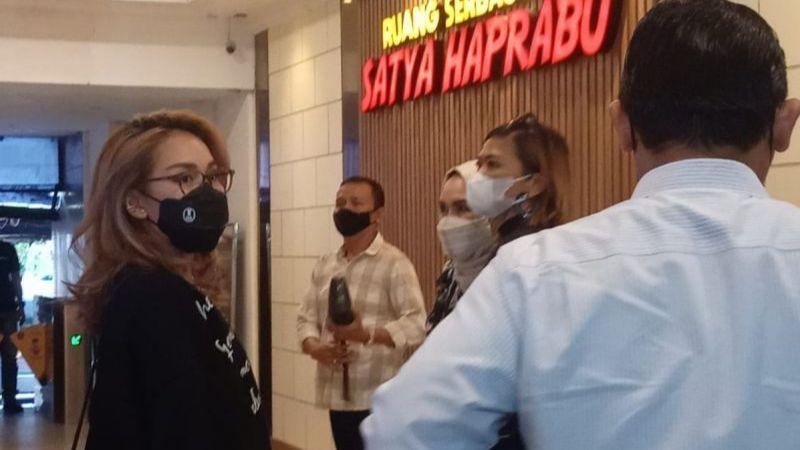 Ayu Ting-Ting dan Orang Tuanya Sambangi Polda Metro Jaya, Ada Apa?