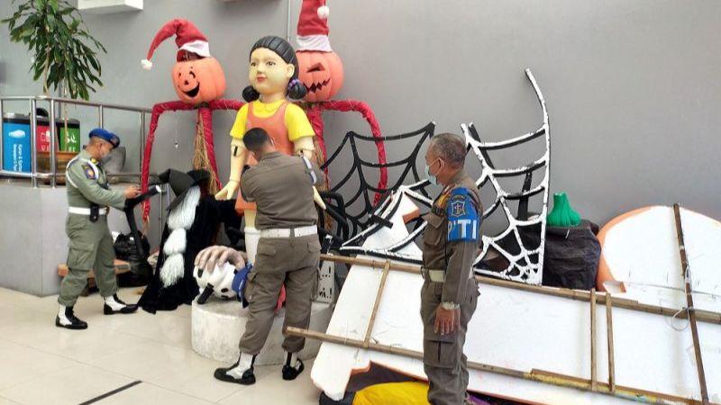 Ternyata Ini Alasan Saptol PP Bongkar Patung 'Squid Game' di Surabaya