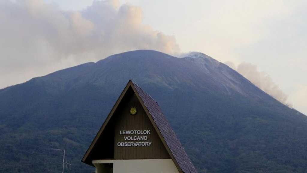 Gunung Ili Lewotolok Erupsi, Semburkan Abu dengan Tinggi hingga 800 M