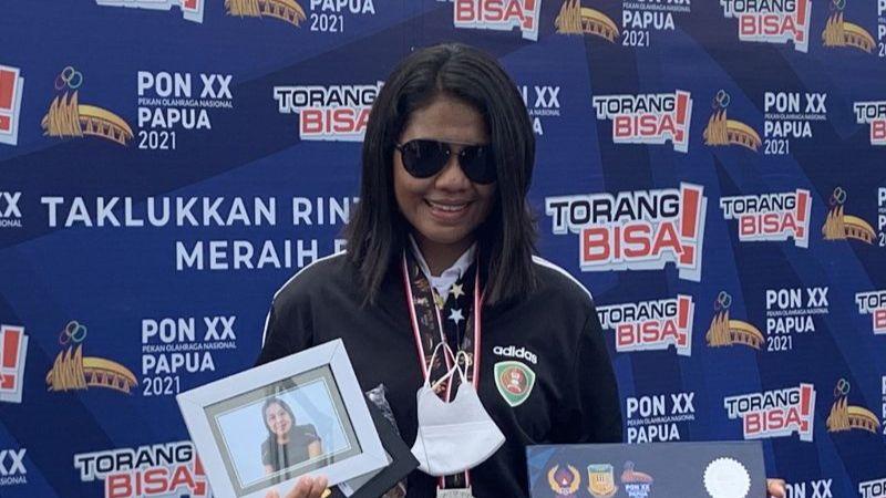 Berlinang Air Mata, Atlet Ini Bawa Foto Sang Ibu Saat Naik Podium PON, Ternyata Ada Cerita Mengharukan di Baliknya