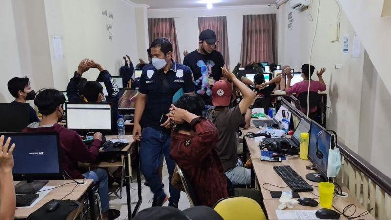 Gerebek Kantor Pinjol Ilegal, Polisi Giring 56 Karyawan yang Sedang Asyik Nagih Utang