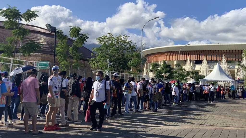 Upacara Penutupan PON Papua Tarik Perhatian Warga, Terlihat Antrean Panjang Mengular