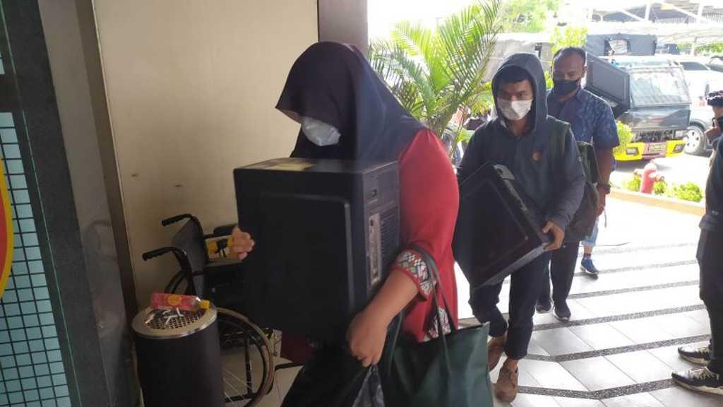 Pinjol Ilegal Pada Panik dan Tegang saat Digerebek, 89 Orang Dibawa ke Polda Jabar