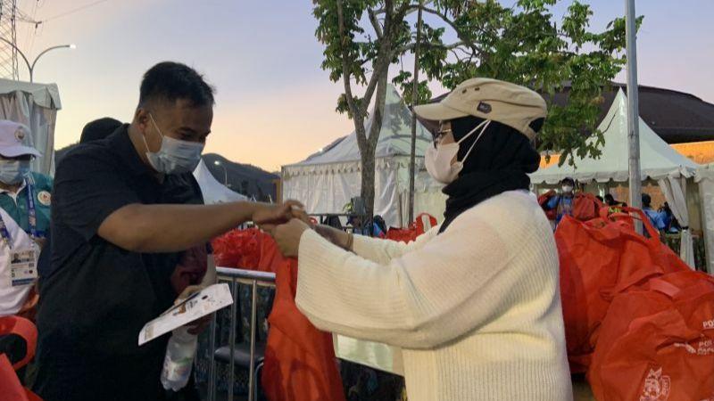 Lumayan Buat Ganjel Pertunjukan Nih, Penonton Penutupan PON Diberi Bingkisan Sebelum Masuk Stadion