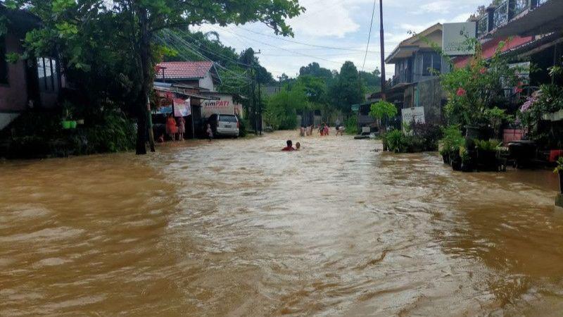 Samarinda Dikepung Banjir, Puluhan Kendaraan Terjebak Tak Bisa Melintas