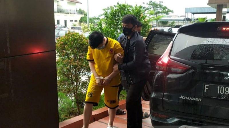 Tak Berkutik Digiring Sambil Tertunduk, Bos Pengendali 23 Aplikasi Pinjol Ilegal Diringkus Polisi!