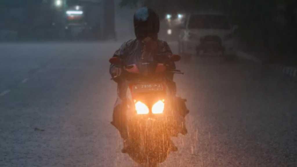 Waspada, Hujan Lebat Disertai Petir dan Angin Kencang Landa Sejumlah Wilayah Ini