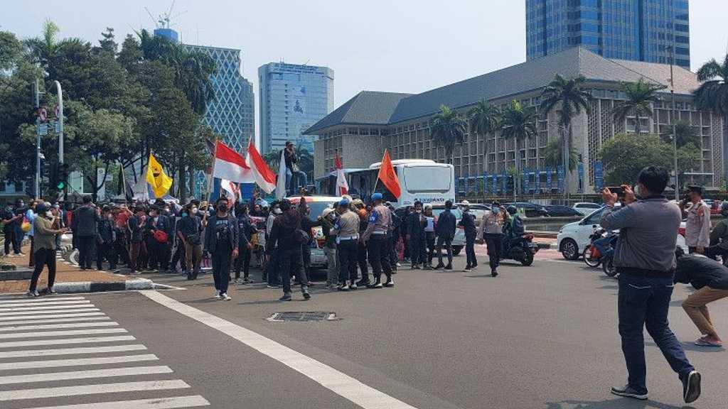 Demo 7 Tahun Jokowi, Ratusan Mahasiswa Tutup Jalan di Kawasan Patung Kuda
