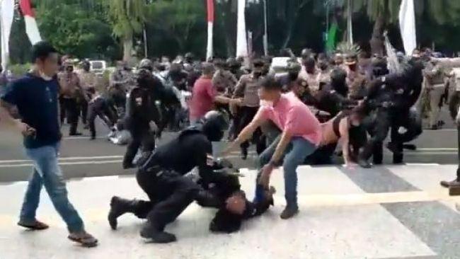 Dijatuhi Sanksi Berat! Ini Deretan Hukuman yang Harus Dirasakan Oknum Polisi yang Banting Mahasiswa di Tangerang