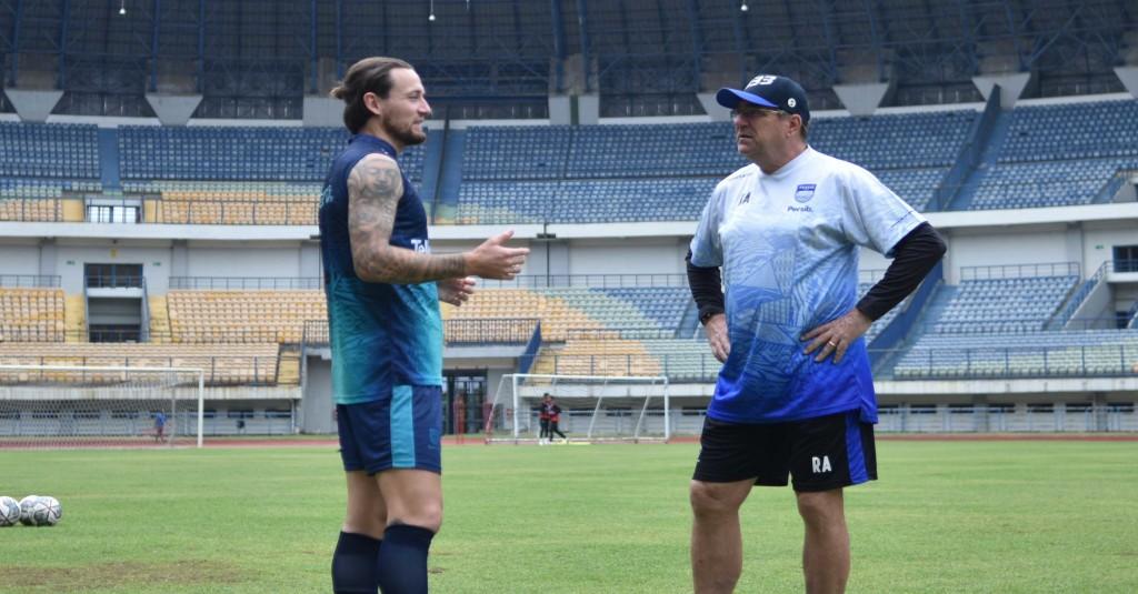 Jeda Laga Singkat, Pelatih Persib Bebaskan Pemain Jalani Pemulihan Secara Individu