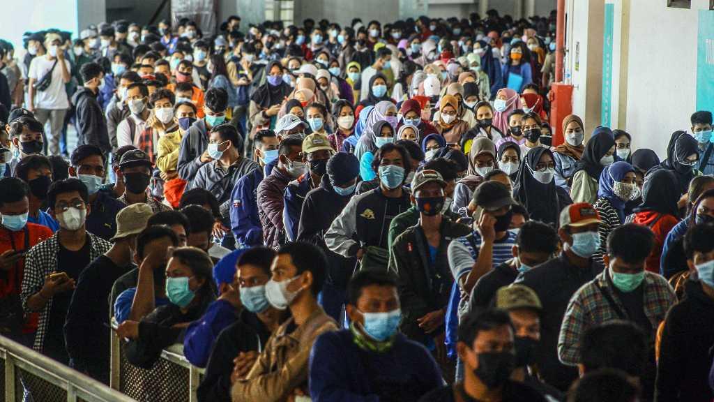 Luhut Akui Vaksinasi Dosis Lengkap RI Masih Tertinggal dari Singapura dan Malaysia