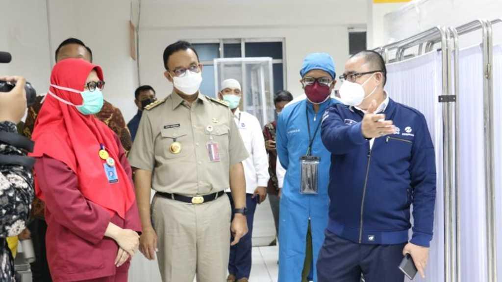 Kala Anies Jenguk Korban Kecelakaan Tabrakan Bus Transjakarta di RS Budhi Asih