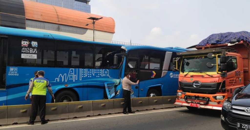 2 Bus Transjakarta Tabrakan, 30 Orang Luka-luka, 3 Korban Meninggal Dunia