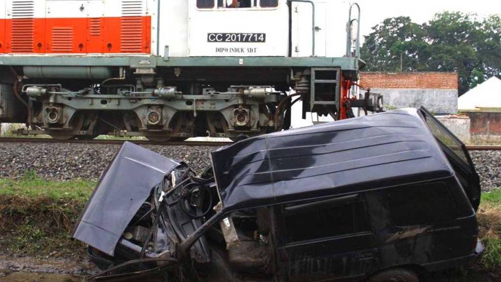 3 Orang Tewas Usai Mobil Tabrak KA Barang di Grobogan, Berikut Identitasnya