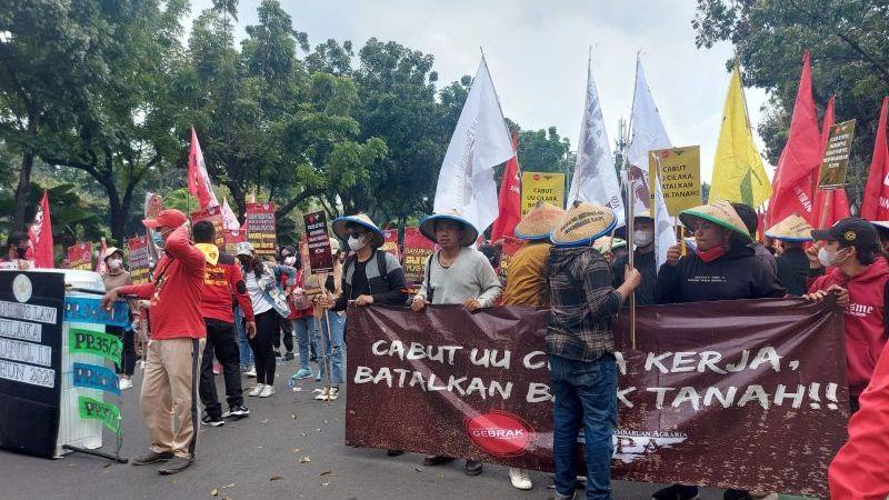 Massa Buruh dan Mahasiswa Sampaikan 13 Tuntutan Evaluasi Jokowi-Ma'ruf, Apa Saja Isinya?