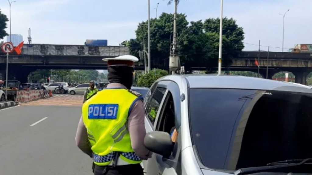 Nekat Melintas Meski Pelat Ganjil, Puluhan Mobil Ditilang di Jalan Fatmawati