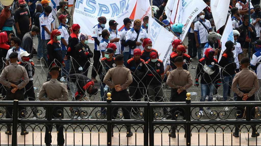 Ribuan Buruh Geruduk Istana Aksi Evaluasi 2 Tahun Jokowi-Ma'ruf, 1.955 Aparat Disiagakan