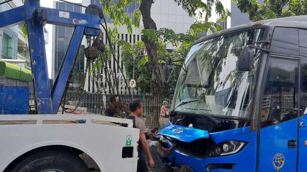 TransJakarta Kembali Kecelakaan Tabrak Sparator Busway, Bus Kosong Tak Ada Penumpang
