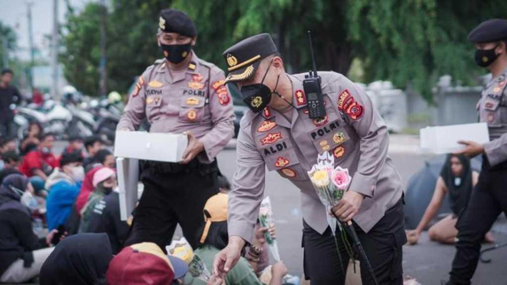 Bagikan Bunga dan Makanan ke Massa Buruh saat Demo, Kapolres Karawang Banjir Pujian Warganet