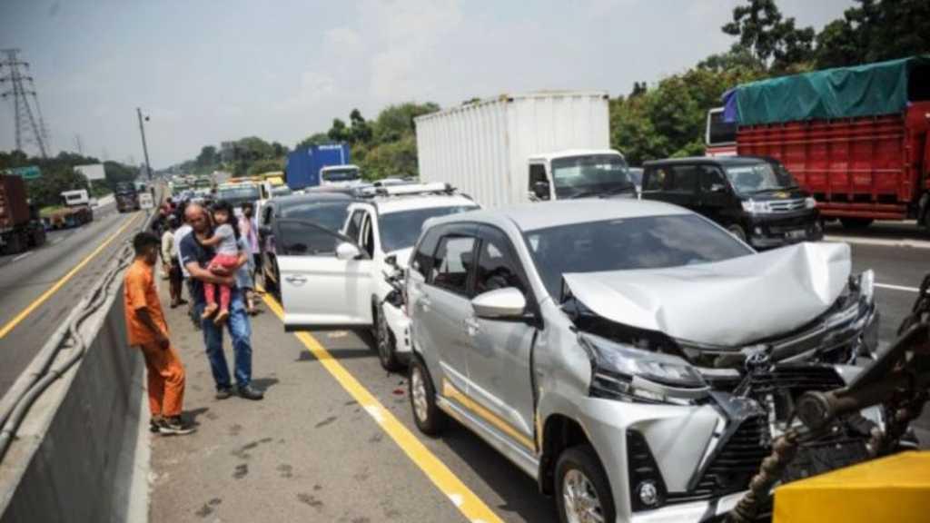 11 Kendaraan Alami Kecelakaan Beruntun di KM 49,8 Jalan Tol Jakarta-Cikampek