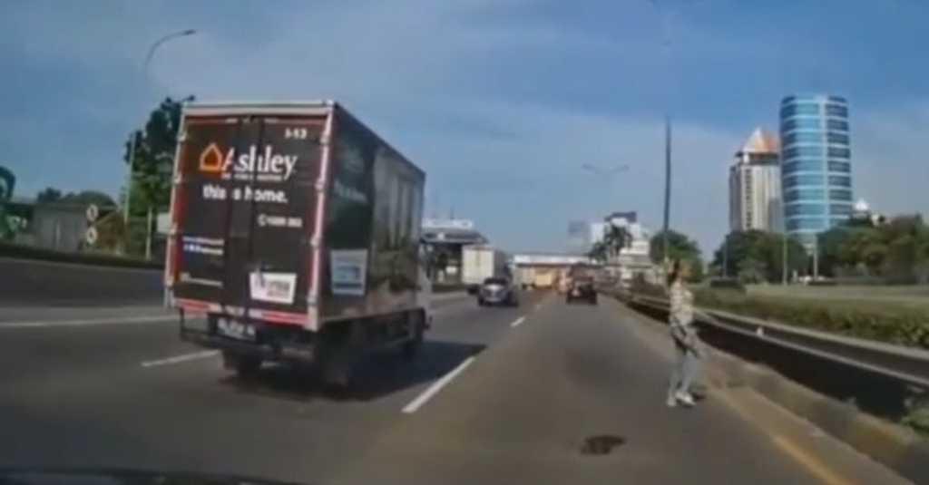 Polisi Cari Identitas Perempuan yang Viral karena Menyebrang di Jalan Tol JORR