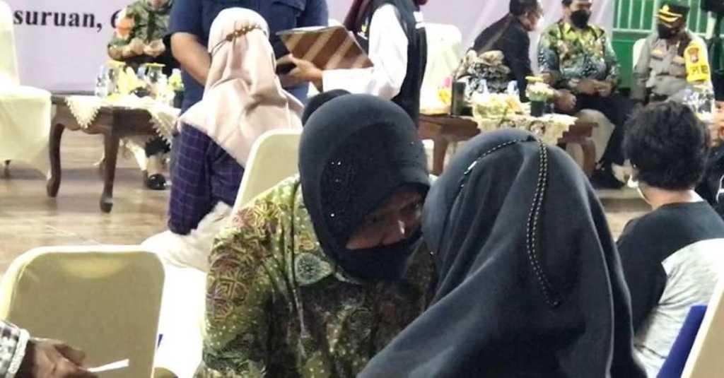 Tangis Mensos Risma Pecah Saat Peluk Seorang Anak yang Kehilangan Kedua Orangtuanya Akibat COVID-19
