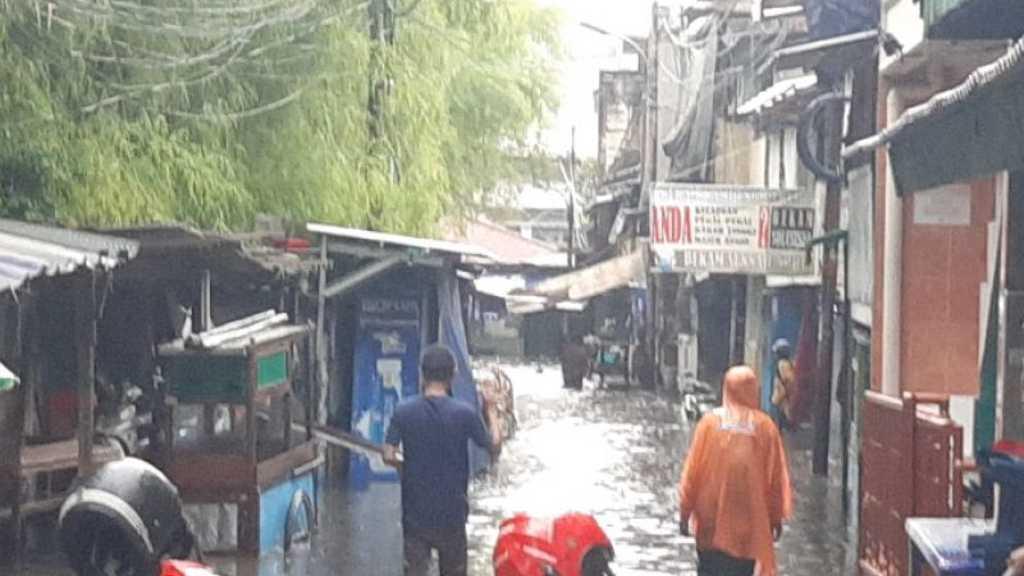 Diguyur Hujan dari Siang, Banjir Setinggi 1 M Landa Kampung Duku Kebayoran Lama Utara