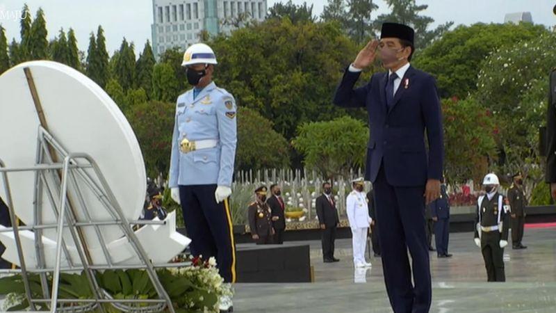 Presiden Jokowi Tabur Bunga di Makam Habibie hingga Pahlawan Tak Dikenal