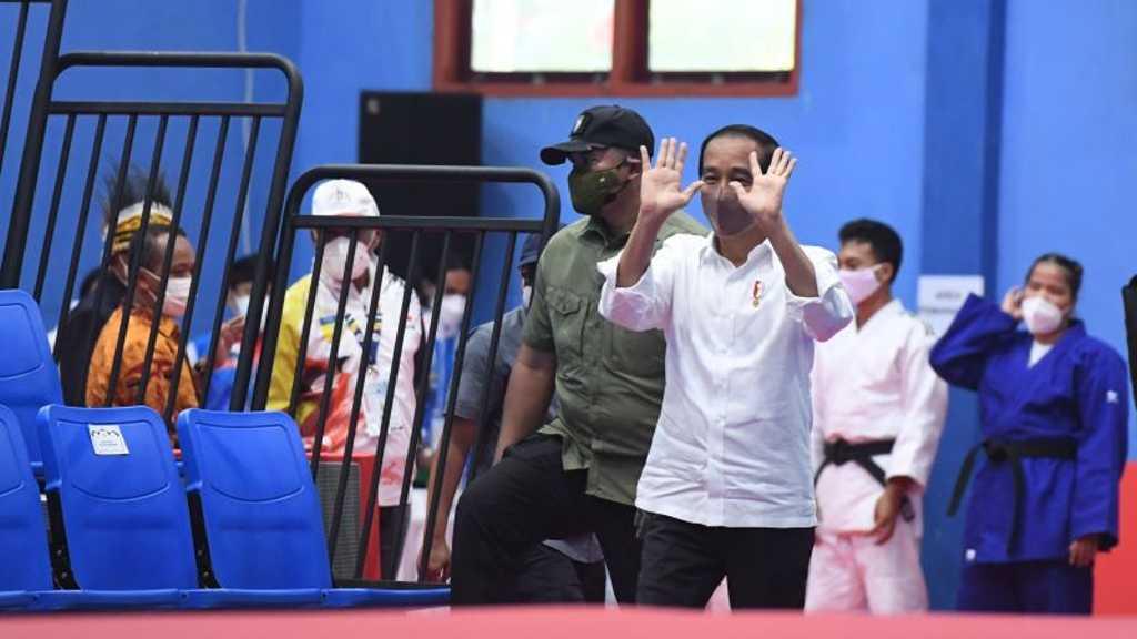Jokowi Saksikan Langsung Final Bulu Tangkis di GOR Cenderawasih Jayapura