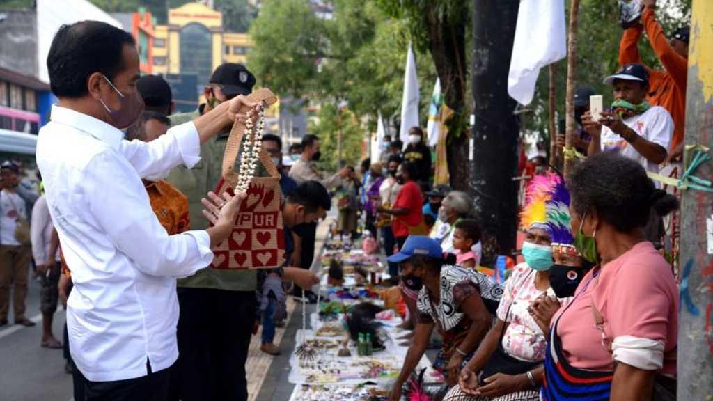 Aksi Jokowi Borong Kerajinan Lokal Papua di Pasar Noken Taman Imbi, Paspampres Ikut Beli Noken