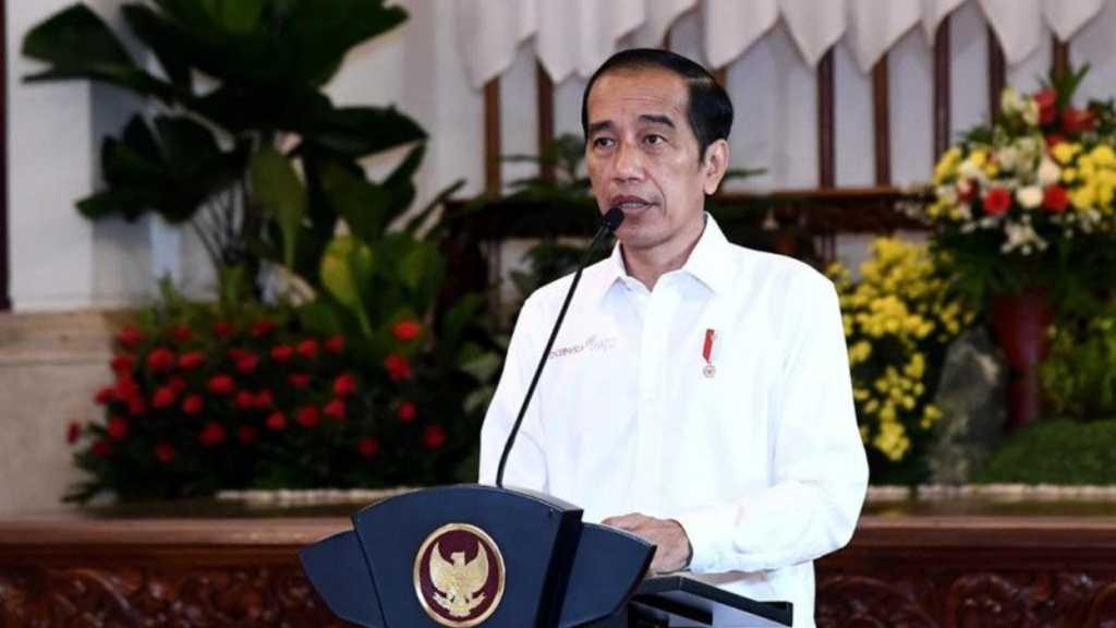 Hari Kedua di NTB, Jokowi Tanam Pohon Kayu Putih Sebelum Bertolak ke Papua