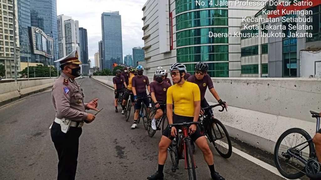 Lintasi JLNT Kasablanka, Rombongan Pesepeda Ini Langsung Kena Tegur Polisi