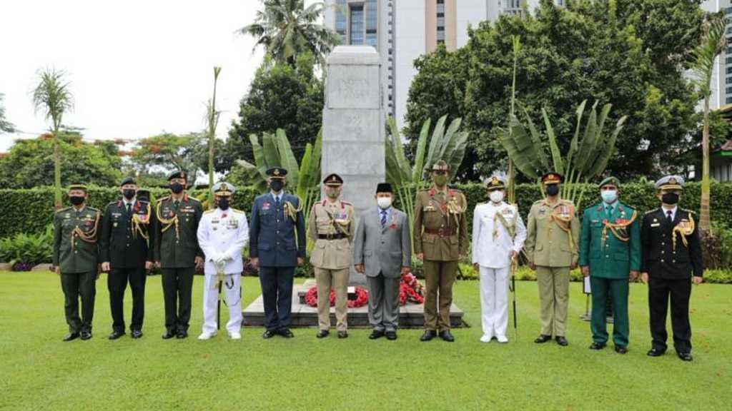 Menhan Prabowo Bersama Dubes Inggris Hadiri Peringatan Remembrance Sunday