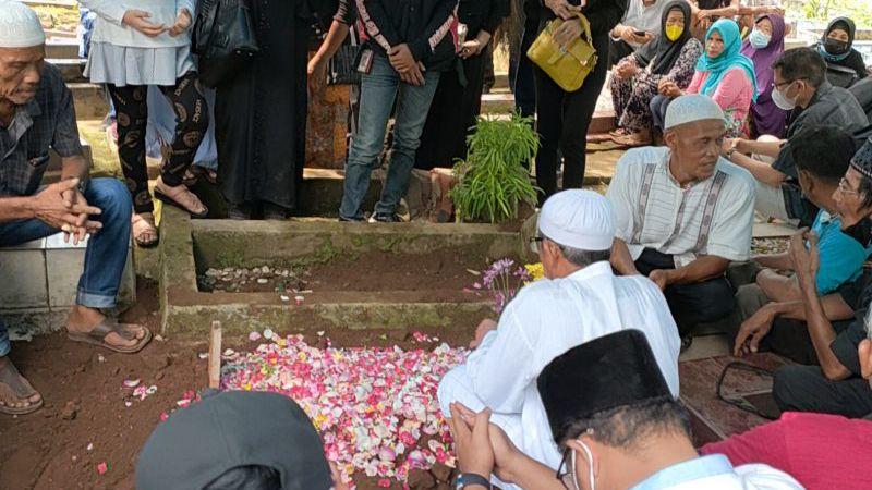 Bikin Haru, Pemakaman Max Sopacua Diiringi Isak Tangis Keluarga