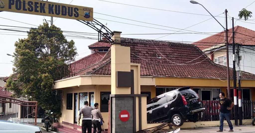Sebuah Mobil Avanza Menabrak Pagar Kantor Polsek Kudus, Penyebabnya Sungguh Konyol