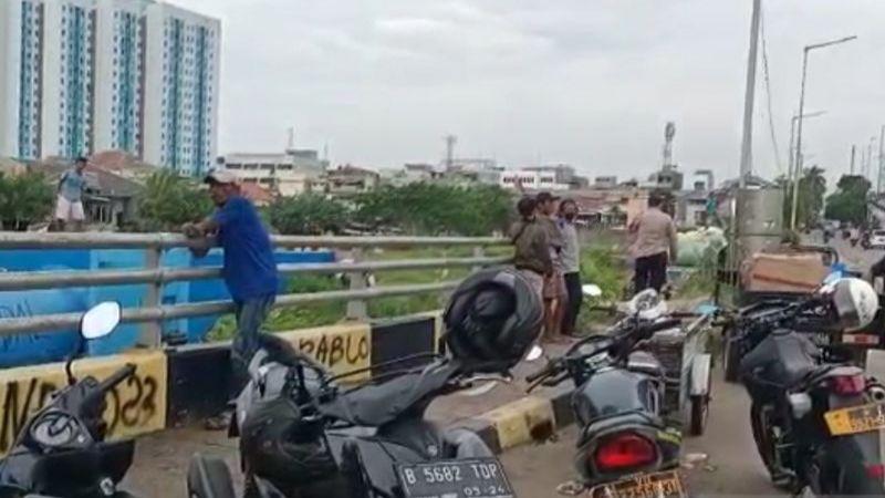 2 Kelompok SMP Tawuran di Atas Jembatan Layang Kampung Melayu, Batu dan Balok Kayu Jadi Senjata, Warga Resah!
