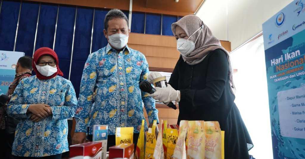 Rayakan Puncak Harkannas, Menteri Trenggono Makan Ikan Bareng se-Indonesia