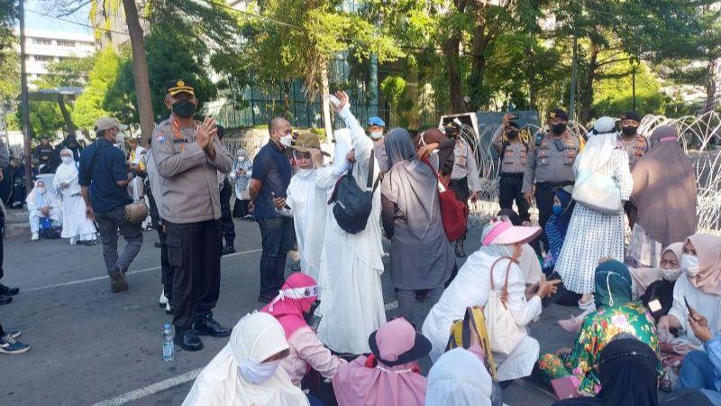 Berdebat Saat Dibubarkan Polisi, Peserta Aksi 212: Kemarin Demo Buruh Boleh Pak, Itu Kan Juga Kerumunan!