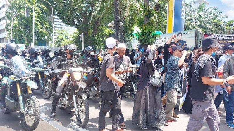 Pasukan Motor Trail Bubarkan Massa Reuni 212 di Thamrin
