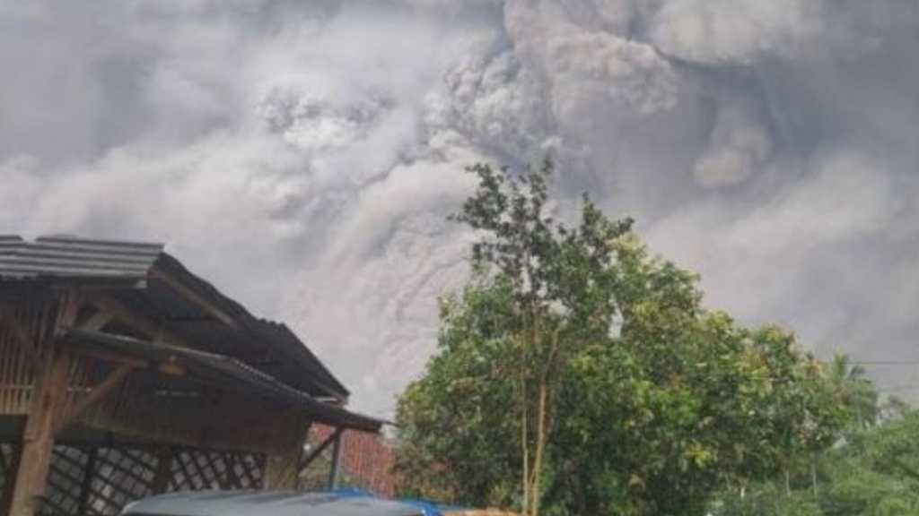 Gunung Semeru Meletus, Gubernur Khofifah Perintahkan Segera Evakuasi Warga