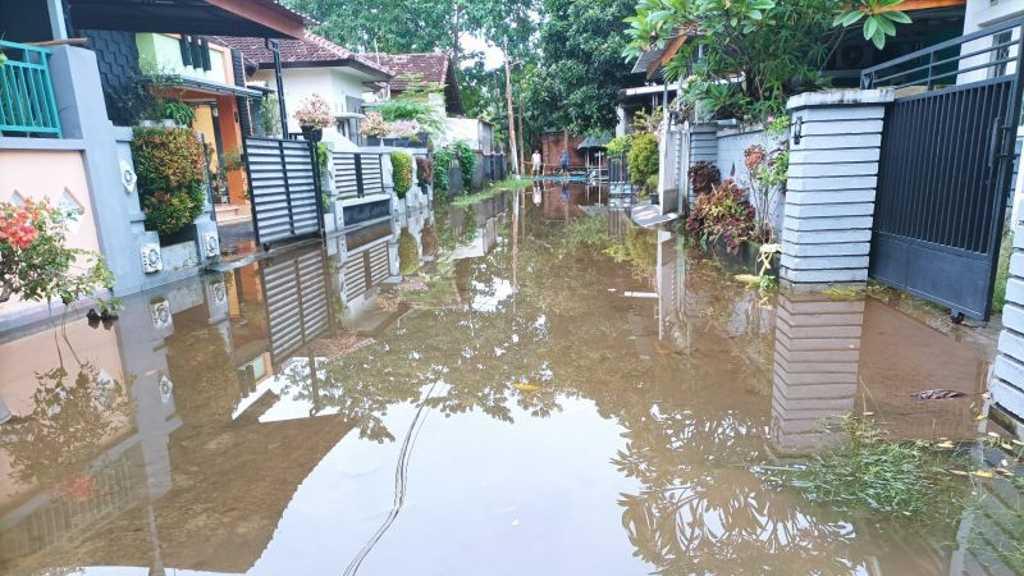 Sejumlah Permukiman di Lombok Barat Masih Terendam Banjir, Jembatan Nyaris Ambruk