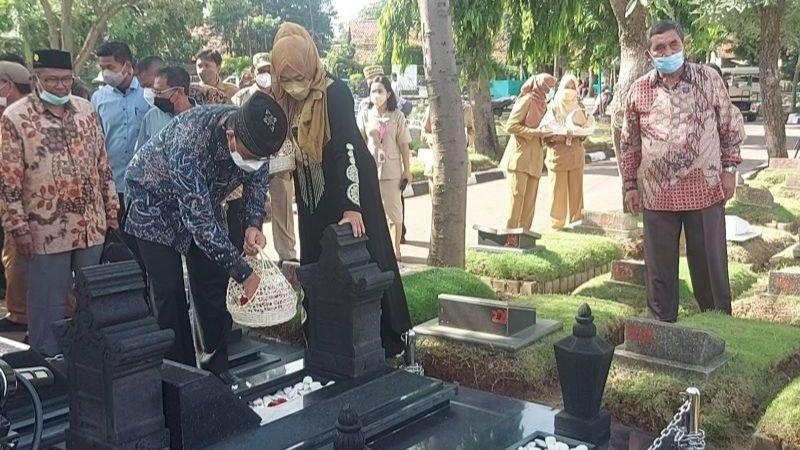 Anies Awali Pekan dengan Berziarah dan Resmikan Pemugaran Makam Sultan Terakhir Aceh
