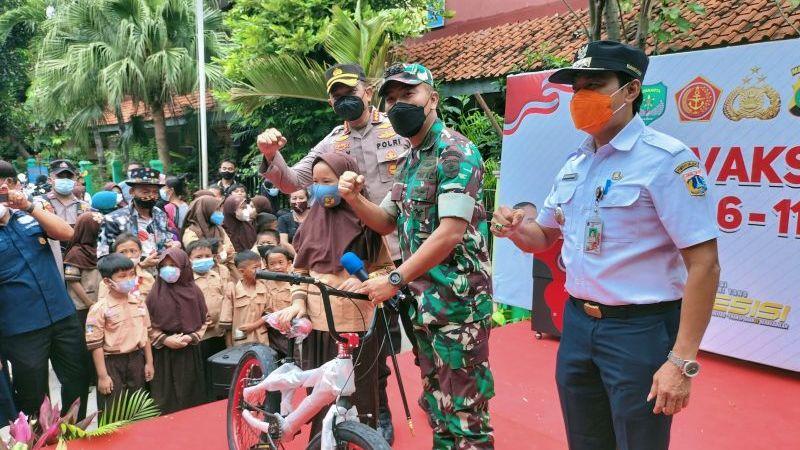 Siswa SD yang Divaksin di Tambora Dihibur Badut dan Dapat Sepeda