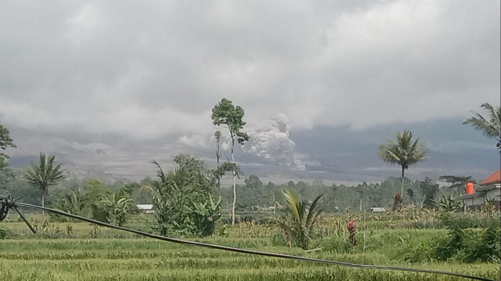 Jelang Kunjungan Wapres Ma'ruf, Gunung Semeru Kembali Keluarkan Guguran Awan Panas