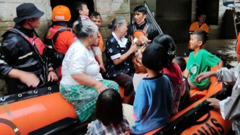 Basarnas Nias Evakuasi Warga Terjebak Banjir di Gunungsitoli