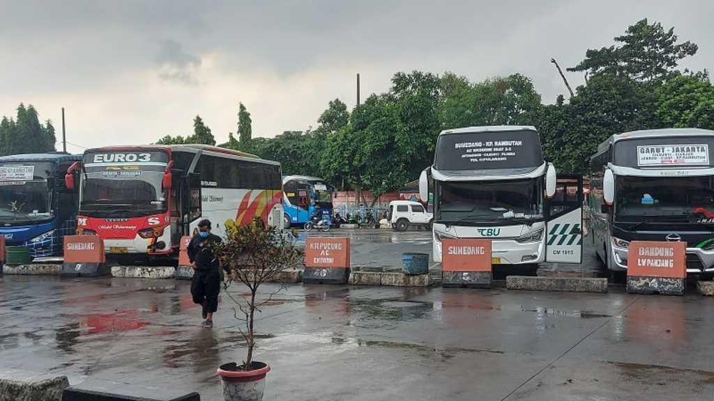 Penumpang Arus Balik Mulai Padati Terminal Kampung Rambutan